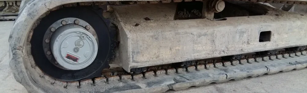 De rijmotor of eindaandrijving van een mini graver op rubberen rupsen
