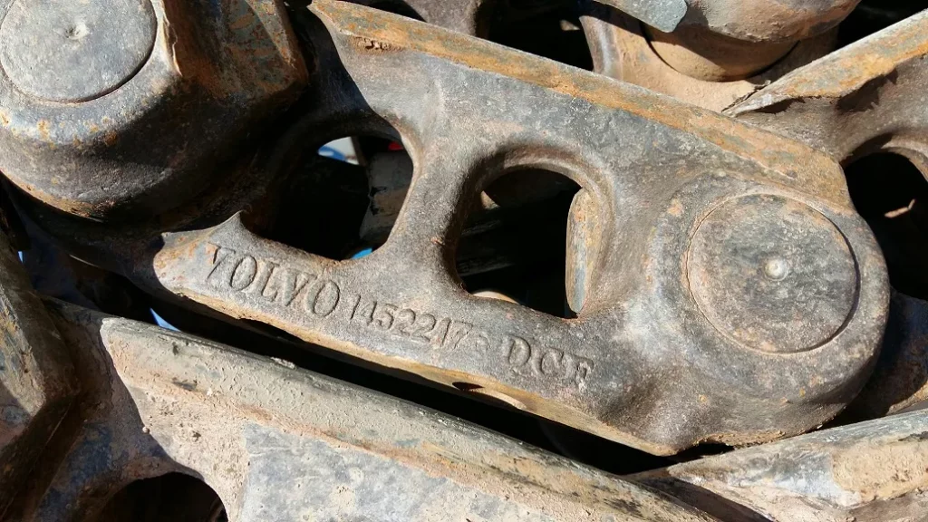 une ancienne chaine acier de VOLVO avec un logo de DCF.