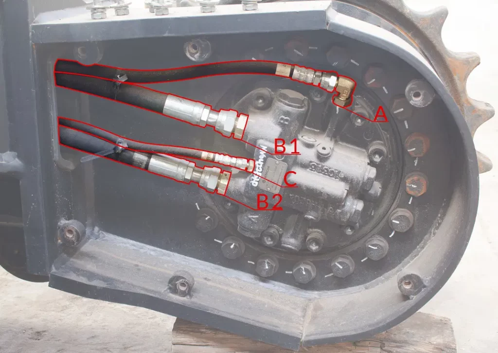 l'arriere d'un moteur de translation sur lequelle on voie les conduites/flexibles connecter sur le moteur hydraulique.