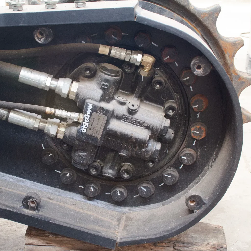 Un moteur hydrauliqe sur lequelle on voi les conduites/flexibles connecté.